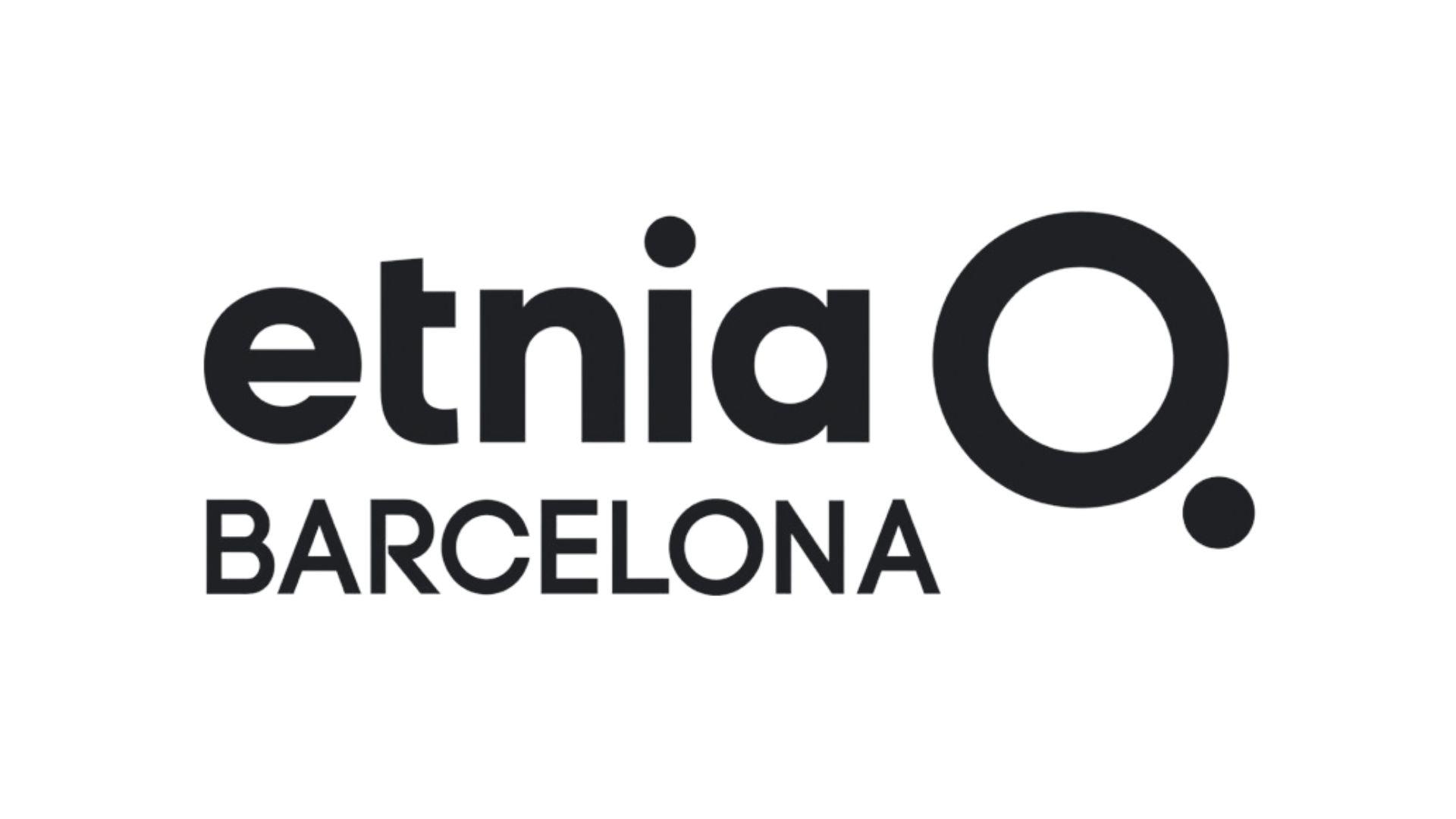 Etnia Logo con letras negras en un fondo blanco
