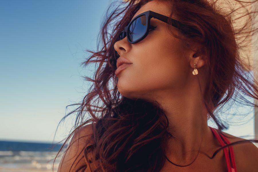 chica en la playa con gafas de sol