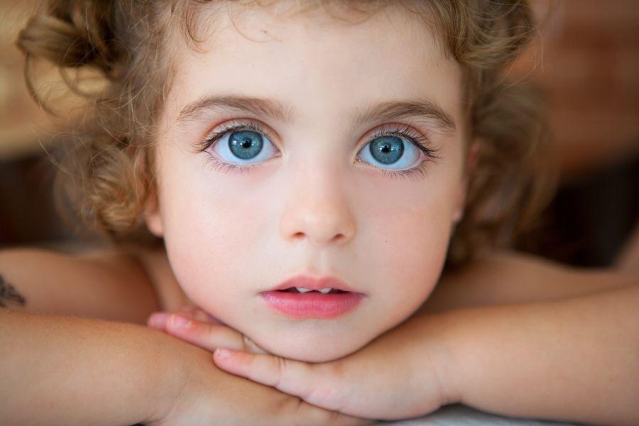 niña pequeña con ojos azules